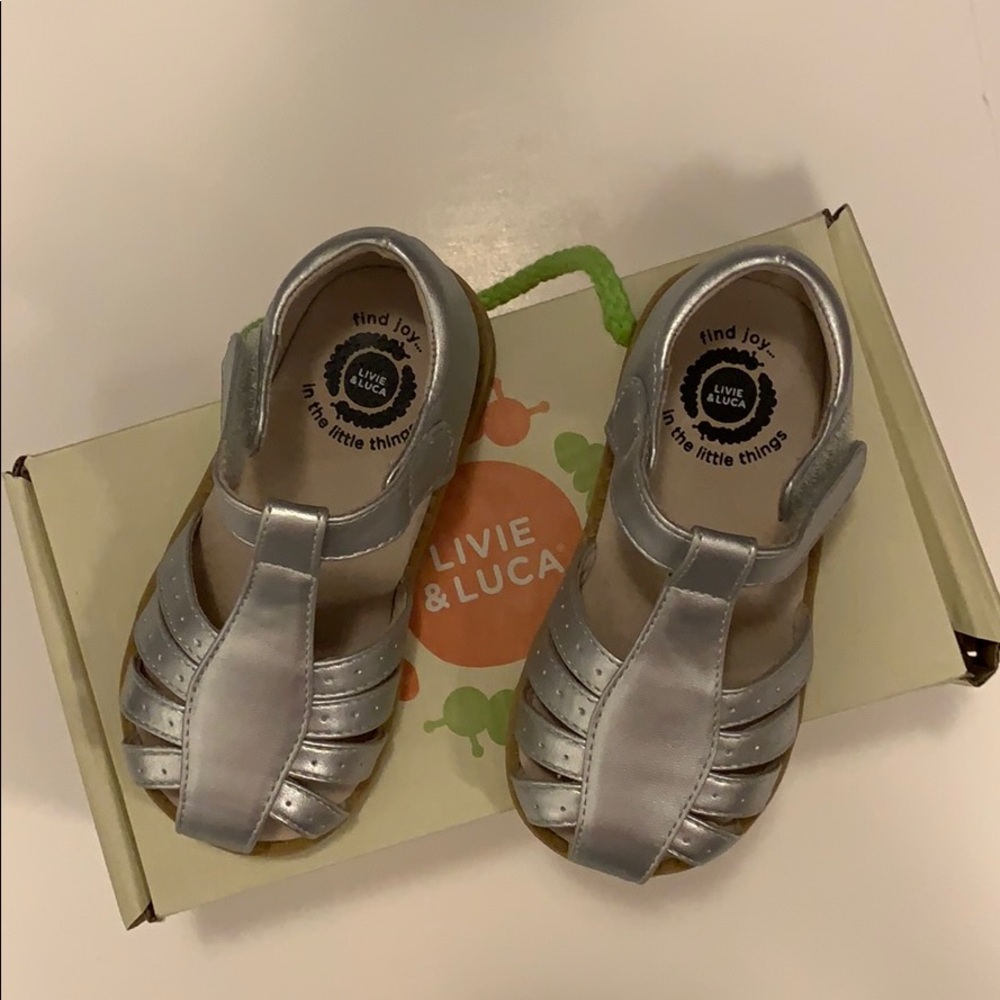 NWT Lucien & Luca silver sandal